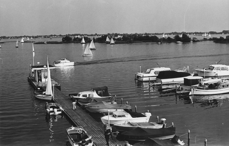 841845 Gezicht op de jachthaven aan de Veendijk bij Oud-Loosdrecht.